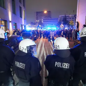Polizei setzt nach Hamburger Demo Wasserwerfer ein